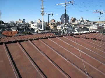 屋根の鋼板に錆が出ている状態