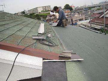 コロニアル葺き屋根の改修前後の比較