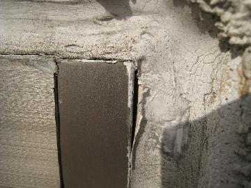 劣化したコーキングの接合部